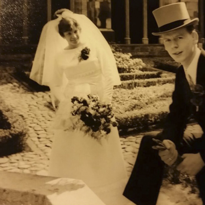 Oude trouwfoto 50 jaar geleden in de kloostertuin in Utrecht