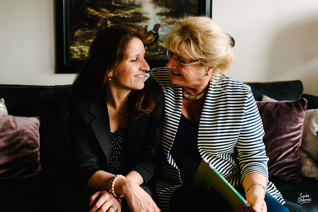 Day in the Life sessie in Maarssen, Moeder en dochter, documentaire familie fotografie, family documentary photography, image by Sandra Stokmans Fotografie