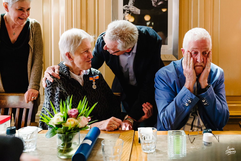 Begroeting tijdens lunch met familie in Bilthoven, bijzondere gebeurtenis fotograferen, documentaire fotografie, documentaire reportage, door Sandra Stokmans Fotografie