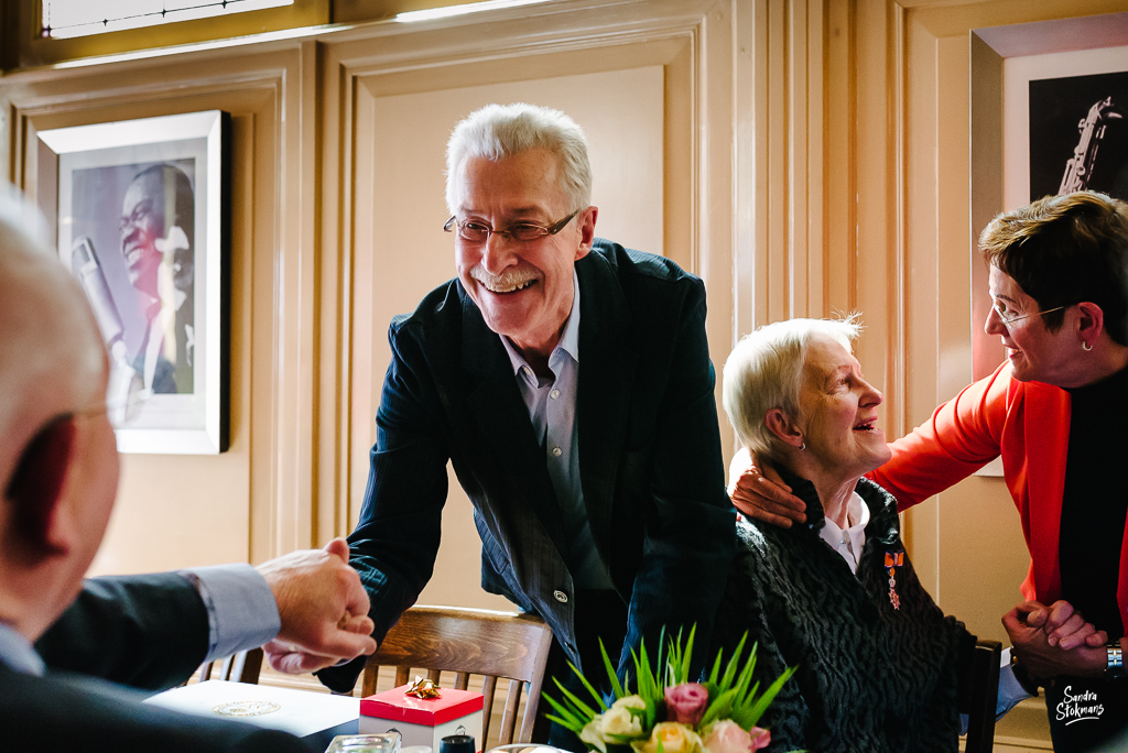 Begroeting tijdens lunch met familie in Bilthoven, bijzondere gebeurtenis fotograferen, documentaire fotografie, documentaire reportage, door Sandra Stokmans Fotografie