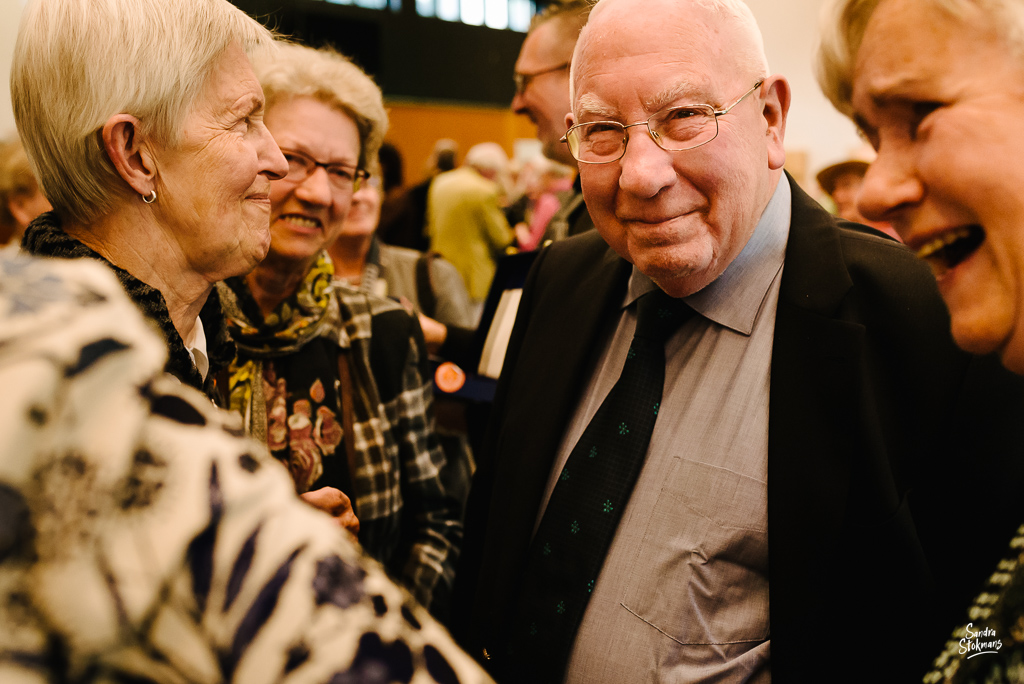 Trotse echtgenoot, bijzondere gebeurtenis fotograferen, documentaire fotografie, documentaire reportage, lintjesregen in Bilthoven, door Sandra Stokmans Fotografie