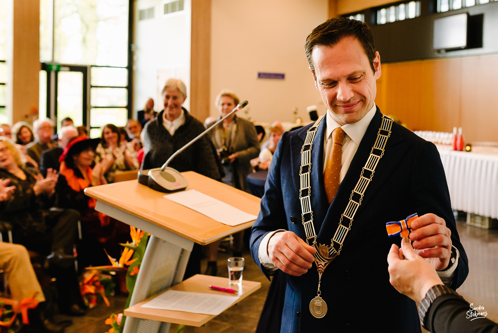 Lintje krijgen van de burgemeester, bijzondere gebeurtenis fotograferen, documentaire fotografie, documentaire reportage, door Sandra Stokmans Fotografie