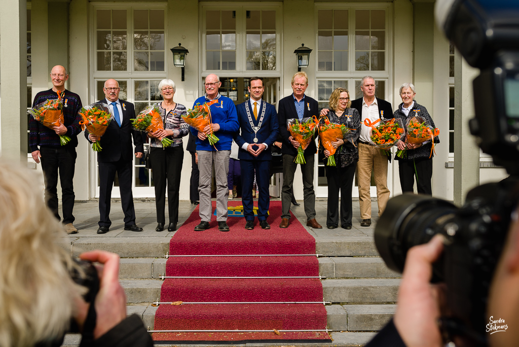 Op het bordes van het gemeentehuis in Bilthoven, bijzondere gebeurtenis fotograferen, documentaire fotografie, documentaire reportage, door Sandra Stokmans Fotografie