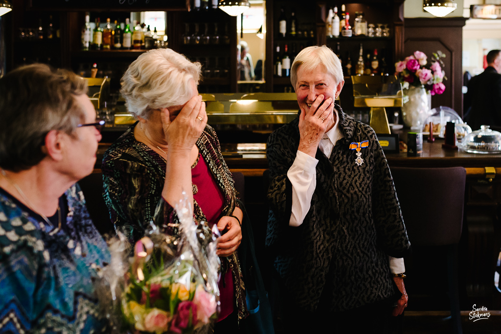 Binnenkomst tijdens lunch met familie in Bilthoven, bijzondere gebeurtenis fotograferen, documentaire fotografie, documentaire reportage, door Sandra Stokmans Fotografie