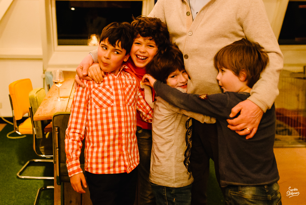 Fotograaf in Maarssen, fotoreportage tijdens verjaardagsfeest, groepsknuffel Opa, foto door Sandra Stokmans Fotografie