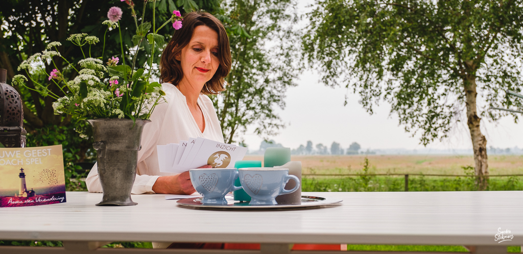 Buiten aan tafel met het kaartspel de Assen van Verandering, foto's voor landingspagina door Sandra Stokmans Fotografie