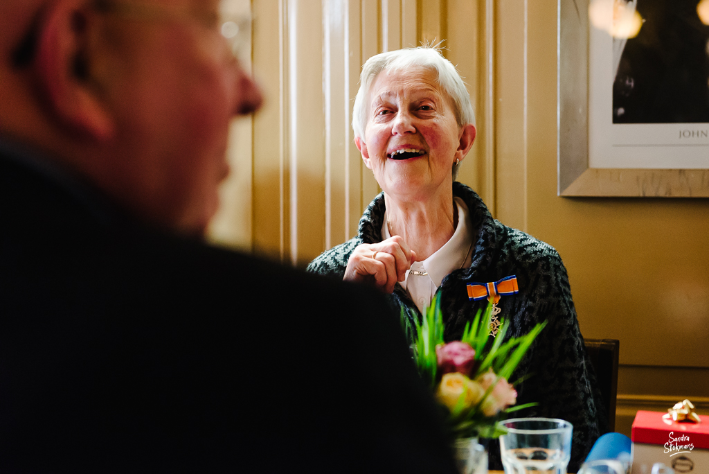 Luisteren naar speech tijdens lunch met familie in Bilthoven, bijzondere gebeurtenis fotograferen, documentaire fotografie, documentaire reportage, door Sandra Stokmans Fotografie