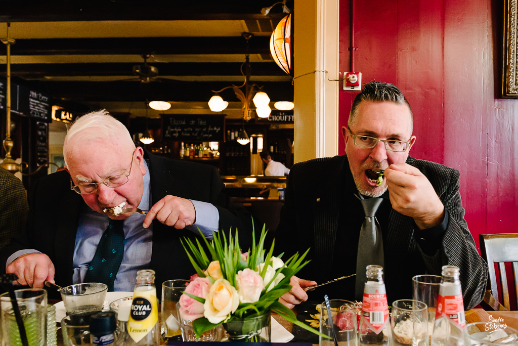 Man en zoon tijdens lunch met familie in Bilthoven, bijzondere gebeurtenis fotograferen, documentaire fotografie, documentaire reportage, door Sandra Stokmans Fotografie