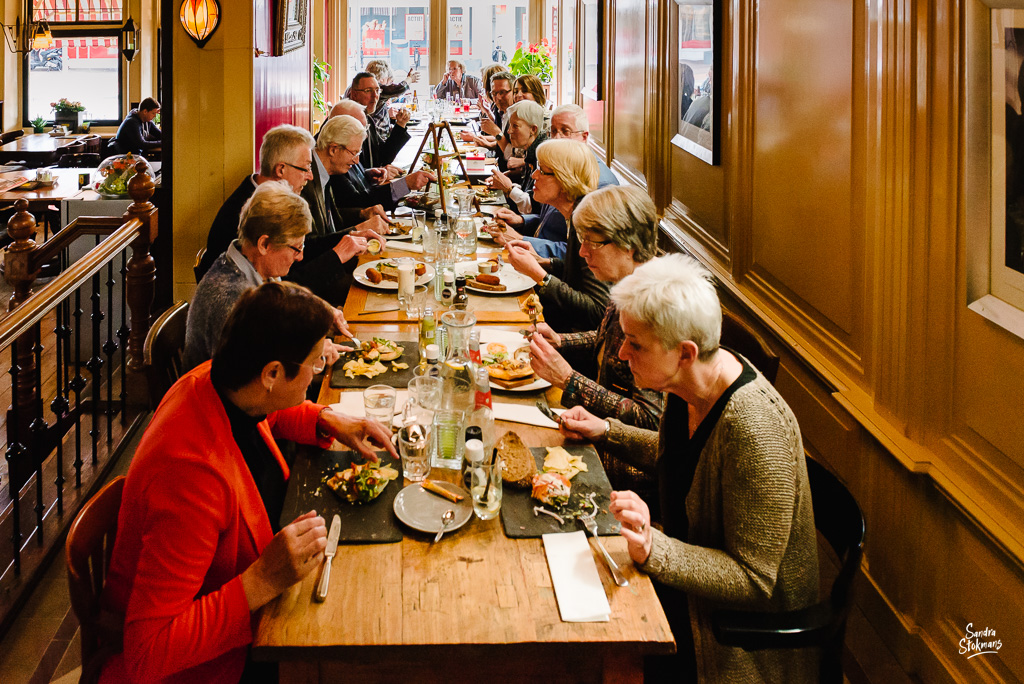 Lunchen met familie in Bilthoven, bijzondere gebeurtenis fotograferen, documentaire fotografie, documentaire reportage, door Sandra Stokmans Fotografie