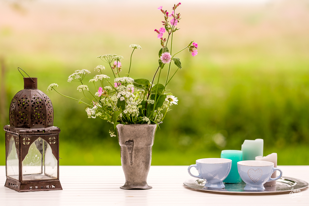 Prachtige bos bloemen op gestileerde tafel, foto door Sandra Stokmans Fotografie