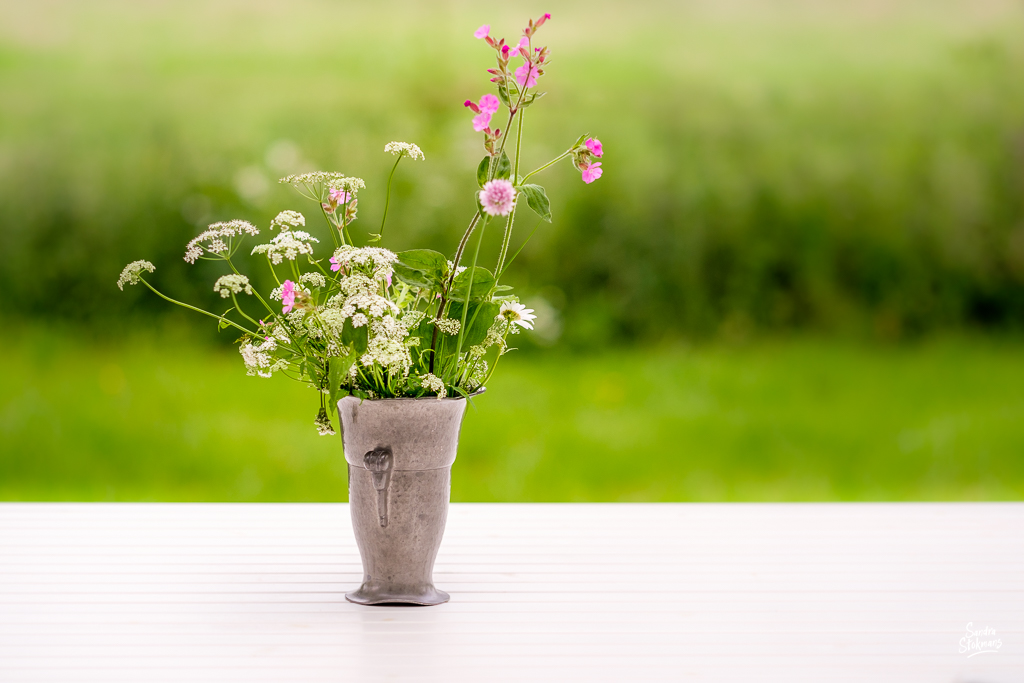 Prachtige bos bloemen op tafel, foto door Sandra Stokmans Fotografie