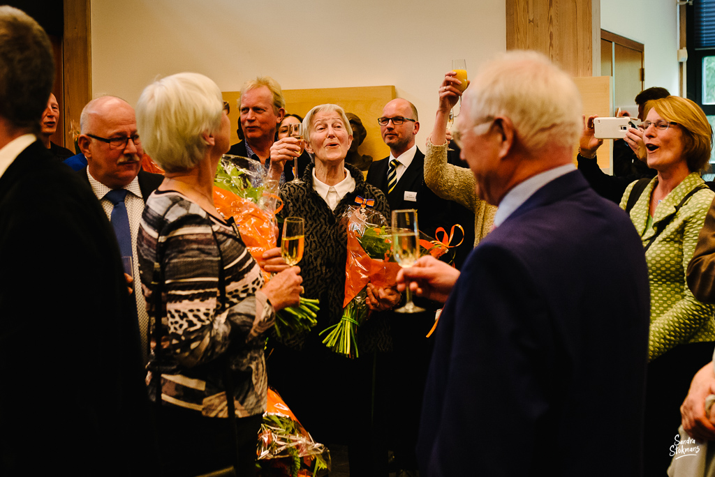 Zingen Wilhelmus na uitreiking lintjesregen in Bilthoven, bijzondere gebeurtenis fotograferen, documentaire fotografie, documentaire reportage, door Sandra Stokmans Fotografie