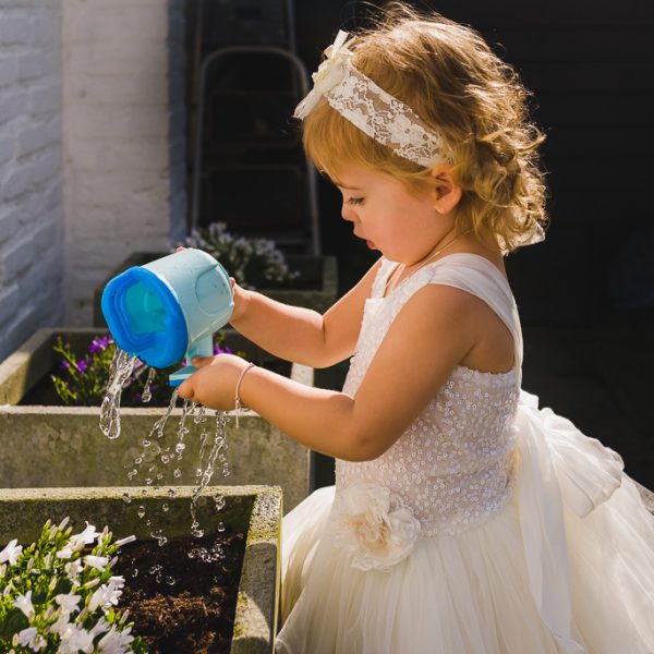 Doop fotograferen, Buiten spelen met water, speciale Day in the life fotografie door Sandra Stokmans Fotografie