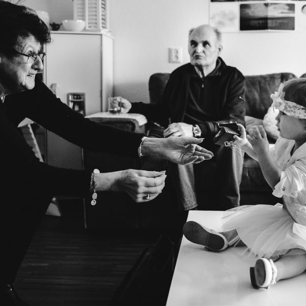 Doop fotograferen, Cadeau van Oma gekregen , speciale Day in the life fotografie door Sandra Stokmans Fotografie