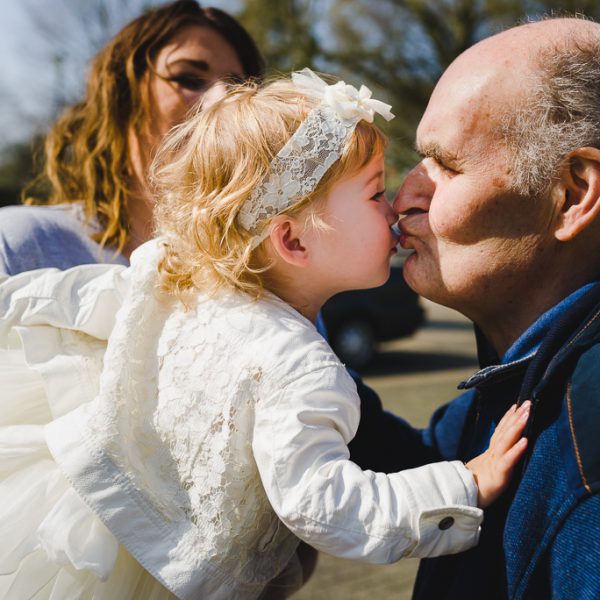 Doop fotograferen, kusje van Opa, speciale Day in the life fotografie door Sandra Stokmans Fotografie