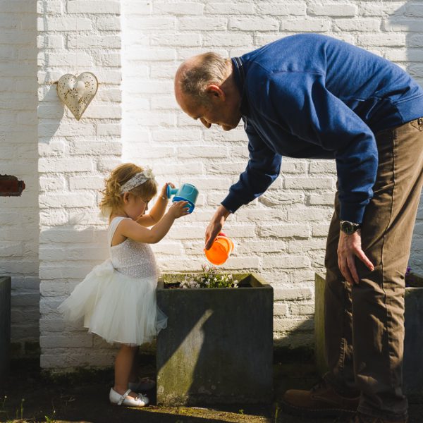 Doop fotograferen, buitenspelen met Opa, speciale Day in the life fotografie door Sandra Stokmans Fotografie