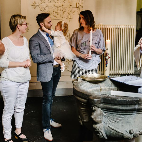 Doop fotograferen, tijdens de doop gekkigheid met Papa, speciale Day in the life fotografie door Sandra Stokmans Fotografie