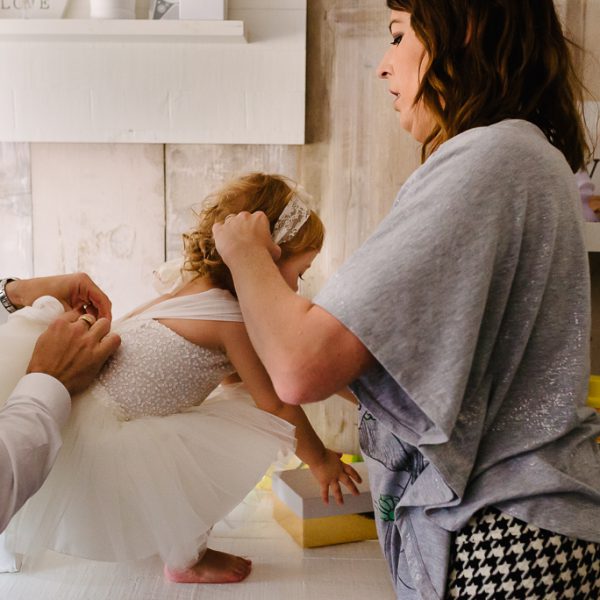 Doop fotograferen, aankleden door Papa en Mama, speciale Day in the life fotografie door Sandra Stokmans Fotografie