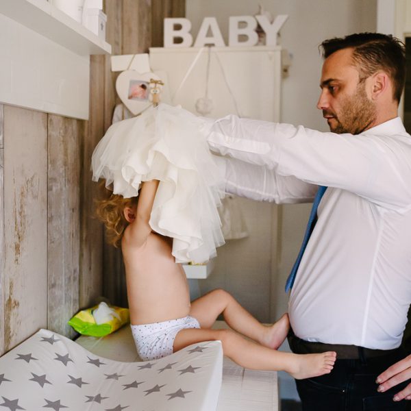 Doop fotograferen, aankleden door Papa, speciale Day in the life fotografie door Sandra Stokmans Fotografie