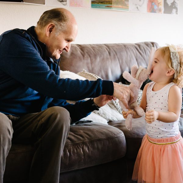 Doop fotograferen, gekkigheid met Opa, speciale Day in the life fotografie door Sandra Stokmans Fotografie