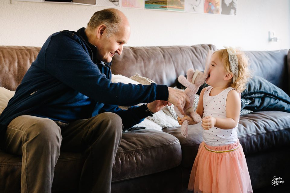 Doop fotograferen, gekkigheid met Opa, speciale Day in the life fotografie door Sandra Stokmans Fotografie