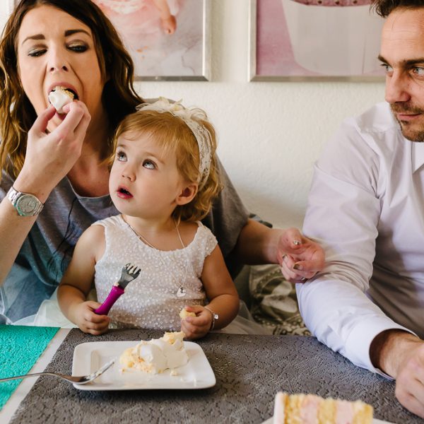 Doop fotograferen, doop taart eten, speciale Day in the life fotografie door Sandra Stokmans Fotografie