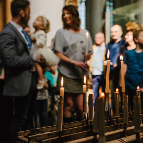 Doop fotograferen, kaarsen aansteken, speciale Day in the life fotografie door Sandra Stokmans Fotografie