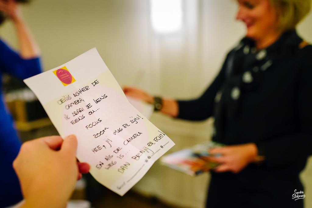 Evenementfotografie, een compliment geschreven door de compliment-verspreider tijdens de lancering Complimentenspel, foto door Sandra Stokmans Fotografie