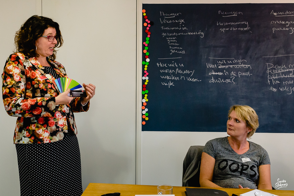 Foto's maken van een bijeenkomst, trainer in beeld, door Sandra Stokmans Fotografie