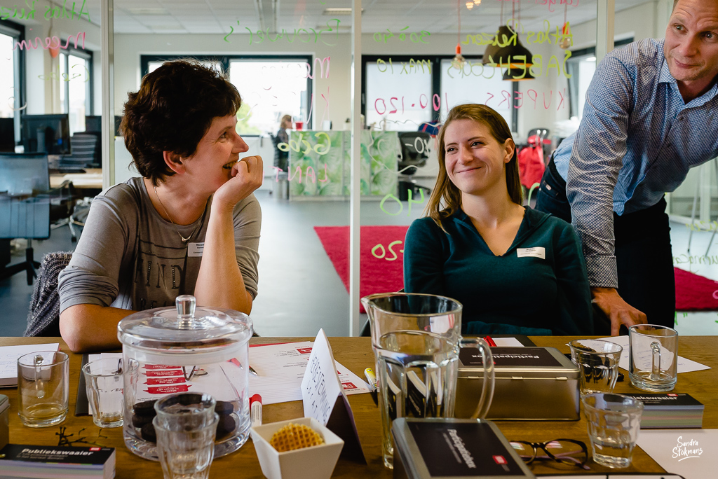 Foto's maken van een bijeenkomst van SIR Communicatiemanagement in Het Nieuwe Kantoor in Utrecht door Sandra Stokmans Fotografie