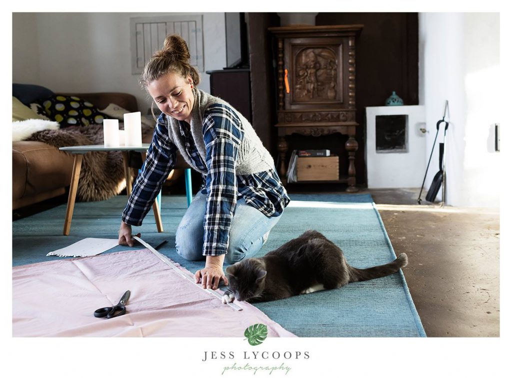 Kat helpt vrouwtje met meten, foto door Jess Lycoops, cat helps with measuring