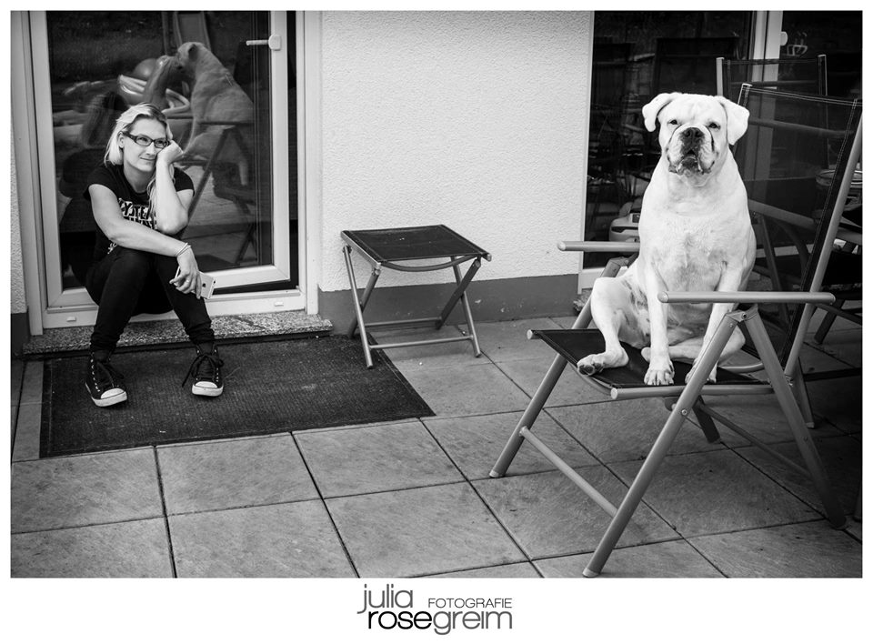 Hond zit op stoel en baasje en hond kijken verveeld, foto door Julia Rose-Greim Fotografie, Dog in chair looking really bored