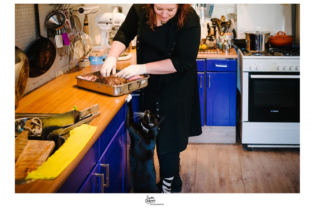 Kat wil wat van haar bazin, Sandra Stokmans Fotografie, documentaire familie fotografie, the cat really wants something