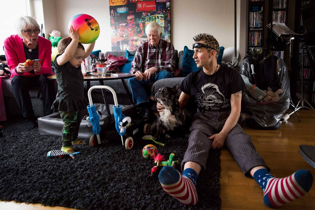 Kleine jongen met grote bal will met hond spelen in huiskamer, foto door Minna Ridderstolpe, Little boy with big ball wants to play with dog in living room