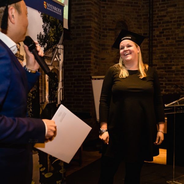 Afstudeer praatje, Diploma uitreiking fotograferen bij FMA opleiding van de Nyenrode Business University, evenement fotografie, event photography, foto door Sandra Stokmans Fotografie