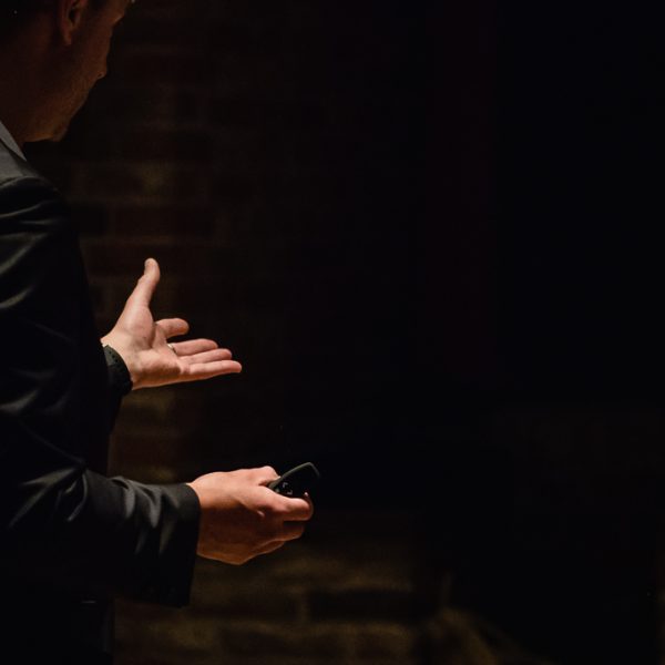 Handen van Dr. Bas Kodden, Diploma uitreiking fotograferen bij FMA opleiding van de Nyenrode Business University, evenement fotografie, event photography, foto door Sandra Stokmans Fotografie