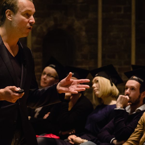 Dr. Bas Kodden, Diploma uitreiking fotograferen bij FMA opleiding van de Nyenrode Business University, evenement fotografie, event photography, foto door Sandra Stokmans Fotografie