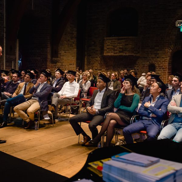 Deelnemers, Diploma uitreiking fotograferen bij FMA opleiding van de Nyenrode Business University, evenement fotografie, event photography, foto door Sandra Stokmans Fotografie