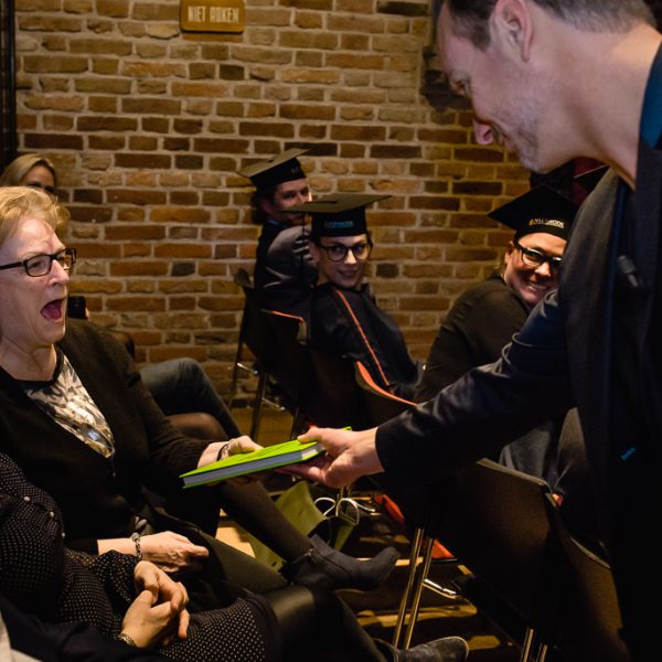 Winnares boek Duurzaam Presteren van Bas Kodden, Diploma uitreiking fotograferen bij FMA opleiding van de Nyenrode Business University, evenement fotografie, event photography, foto door Sandra Stokmans Fotografie