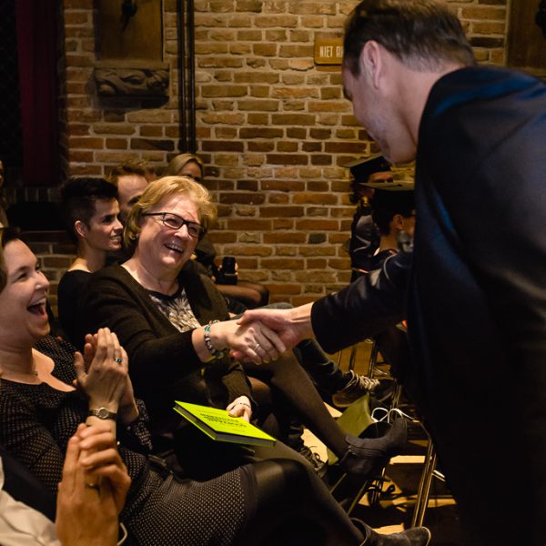 Winnares boek Duurzaam Presteren van Bas Kodden, Diploma uitreiking fotograferen bij FMA opleiding van de Nyenrode Business University, evenement fotografie, event photography, foto door Sandra Stokmans Fotografie