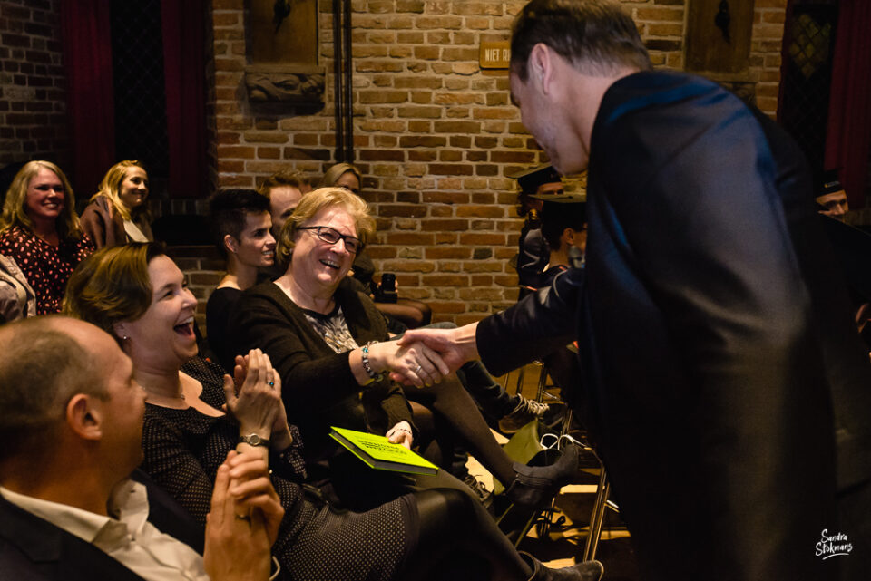 Winnares boek Duurzaam Presteren van Bas Kodden, Diploma uitreiking fotograferen bij FMA opleiding van de Nyenrode Business University, evenement fotografie, event photography, foto door Sandra Stokmans Fotografie
