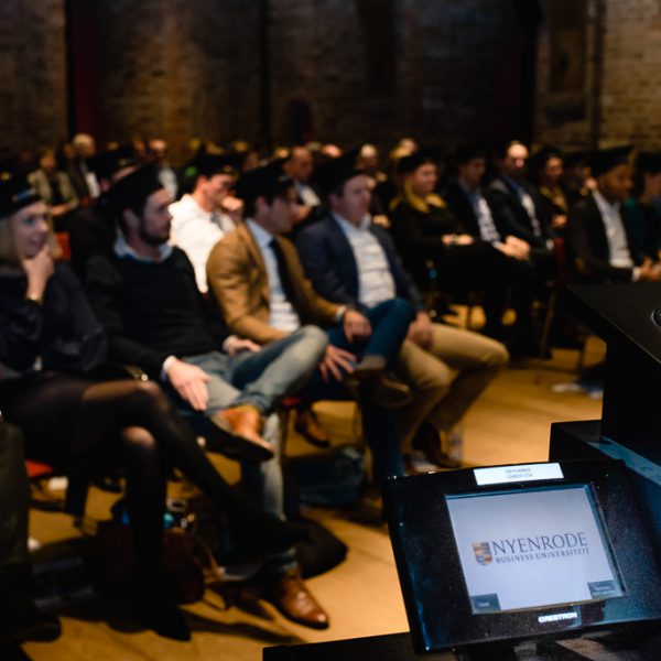 Diploma uitreiking fotograferen bij FMA opleiding van de Nyenrode Business University, evenement fotografie, event photography, foto door Sandra Stokmans Fotografie