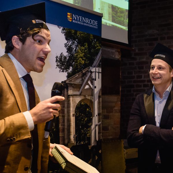 Afstudeer praatje, Diploma uitreiking fotograferen bij FMA opleiding van de Nyenrode Business University, evenement fotografie, event photography, foto door Sandra Stokmans Fotografie
