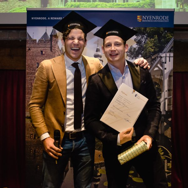 Diploma uitreiking fotograferen bij FMA opleiding van de Nyenrode Business University, evenement fotografie, event photography, foto door Sandra Stokmans Fotografie
