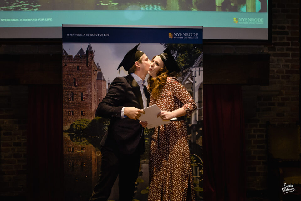 Afstudeer praatje, Diploma uitreiking fotograferen bij FMA opleiding van de Nyenrode Business University, evenement fotografie, event photography, foto door Sandra Stokmans Fotografie
