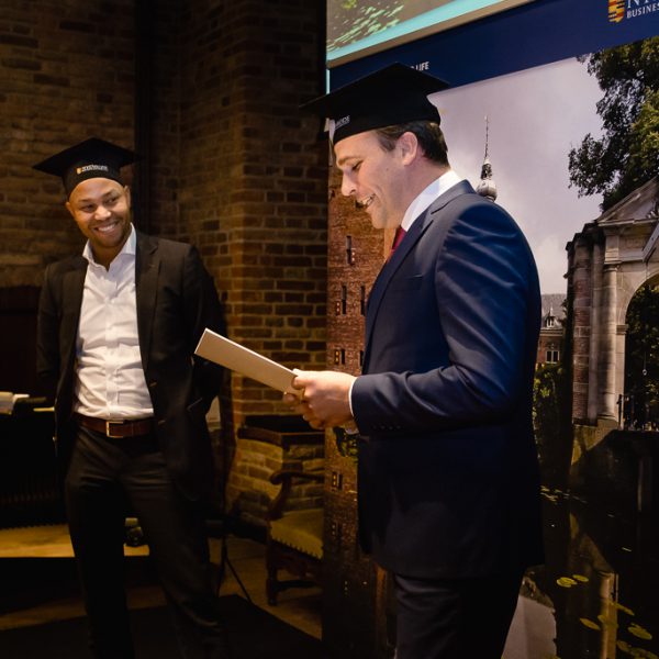Afstudeer praatje, Diploma uitreiking fotograferen bij FMA opleiding van de Nyenrode Business University, evenement fotografie, event photography, foto door Sandra Stokmans Fotografie