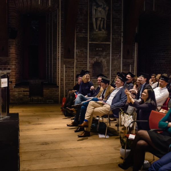 Afstudeer praatje, Diploma uitreiking fotograferen bij FMA opleiding van de Nyenrode Business University, evenement fotografie, event photography, foto door Sandra Stokmans Fotografie