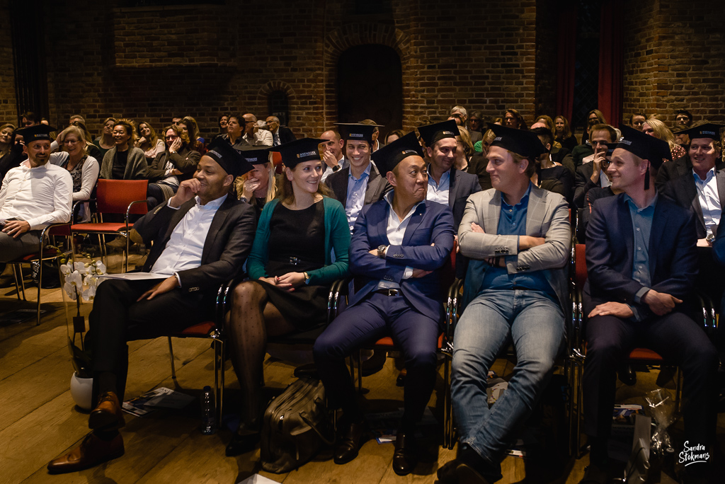 Deelnemers van de Diploma uitreiking fotograferen bij FMA opleiding van de Nyenrode Business University, evenement fotografie, event photography, foto door Sandra Stokmans Fotografie