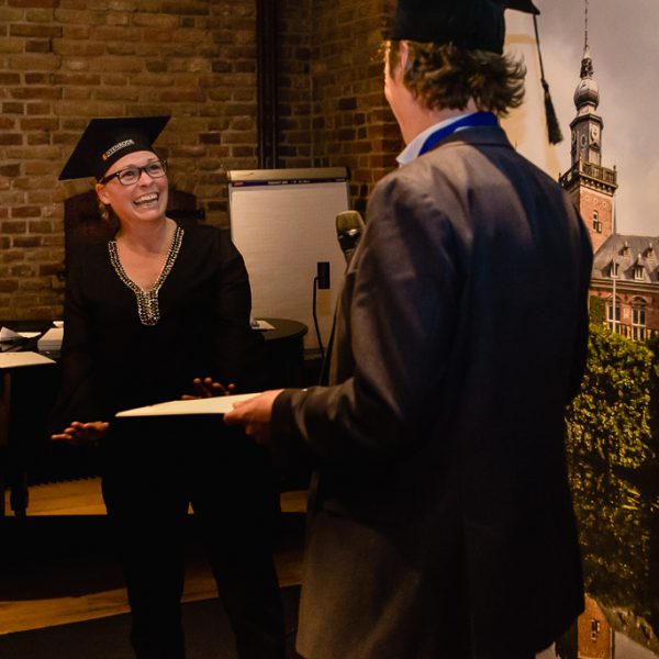 Afstudeer praatje, Diploma uitreiking fotograferen bij FMA opleiding van de Nyenrode Business University, evenement fotografie, event photography, foto door Sandra Stokmans Fotografie