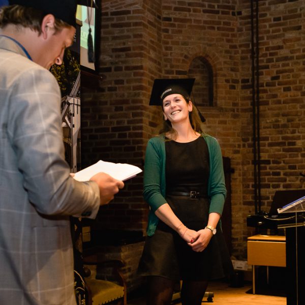 Afstudeer praatje, Diploma uitreiking fotograferen bij FMA opleiding van de Nyenrode Business University, evenement fotografie, event photography, foto door Sandra Stokmans Fotografie